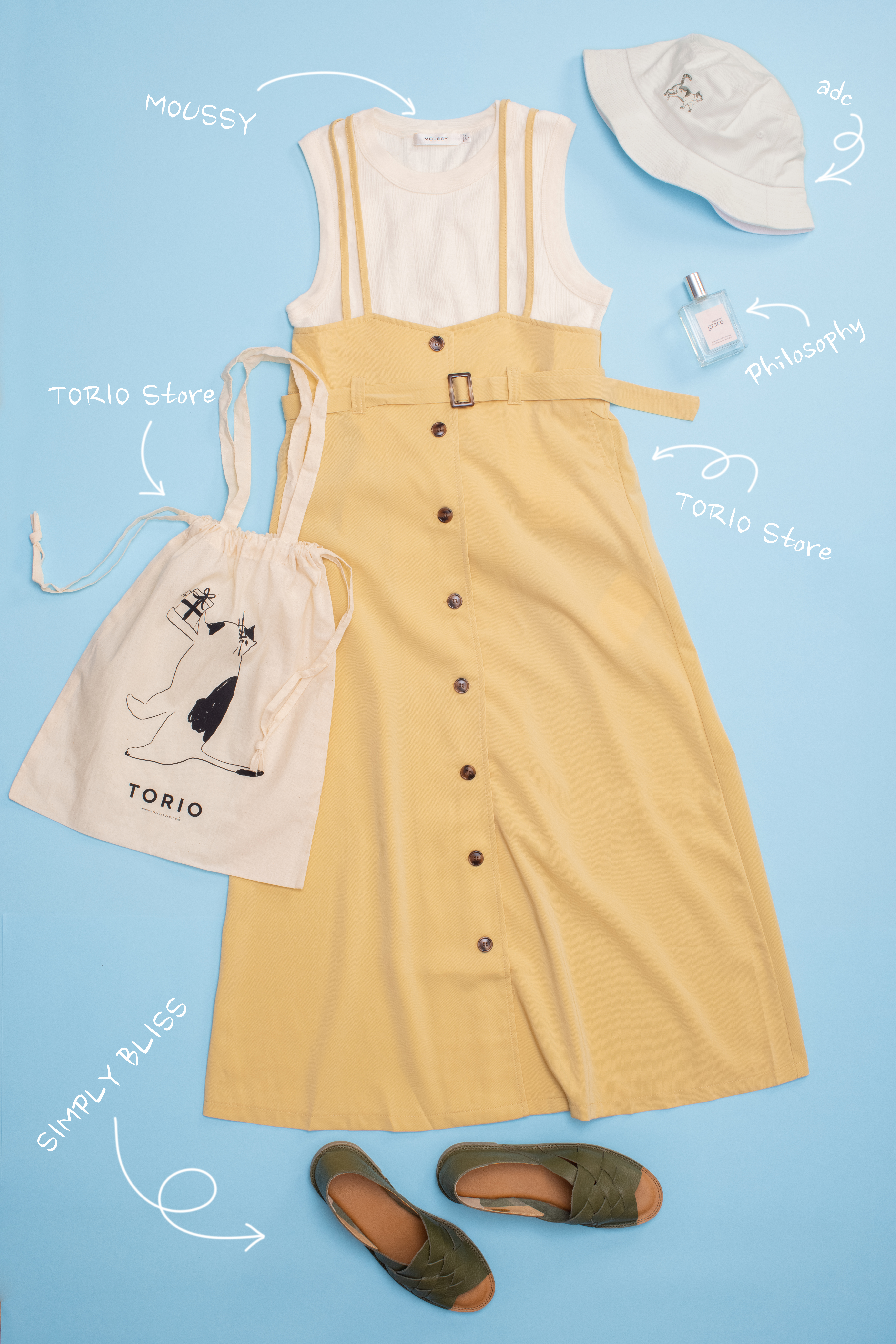 Lee Gardens夏季約會穿搭丨造型4：鄰家少女素來走文青路線的你，就一定最適合鄰家少女的造型。Tiff選取了淡黃色的吊帶長裙作為造型的亮點，讓人感覺相當和諧，同時又與夏日的主題非常配襯。以白色背